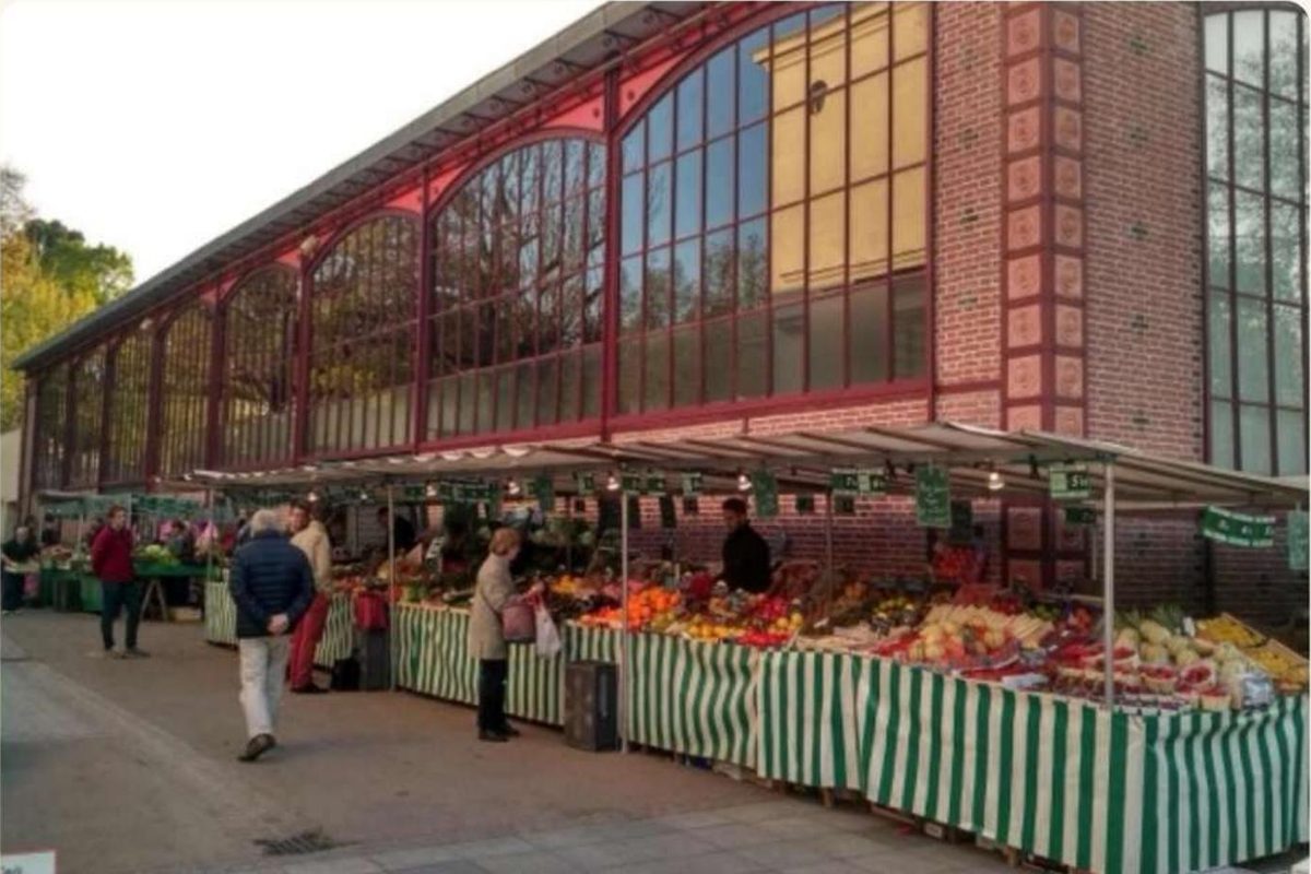 Le marché de Sceaux adossé à la halle